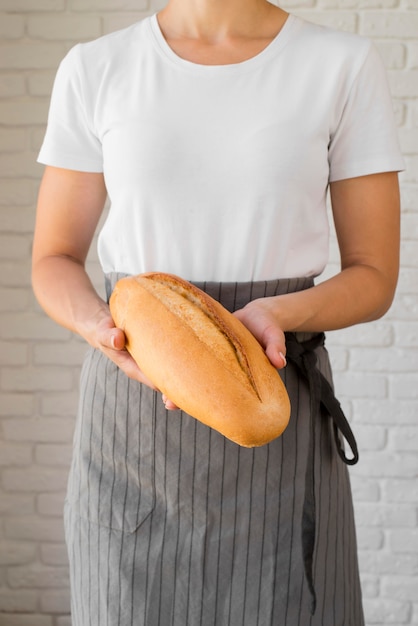 Gratis foto vrouw met vers stokbrood