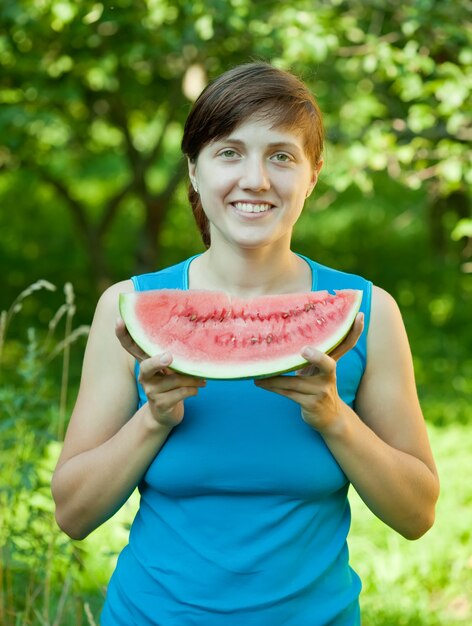 Gratis foto vrouw met verse watermeloen