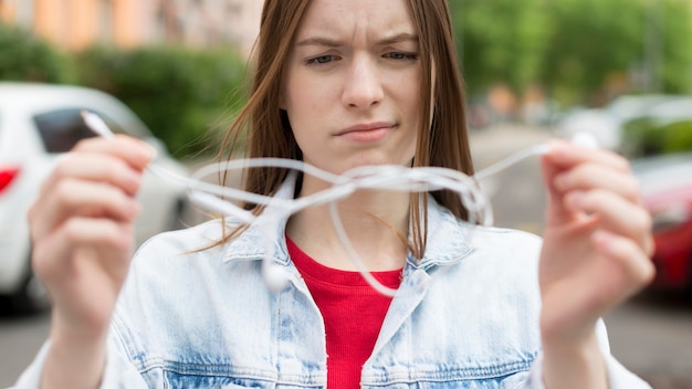 Gratis foto vrouw met verwarde hoofdtelefoons