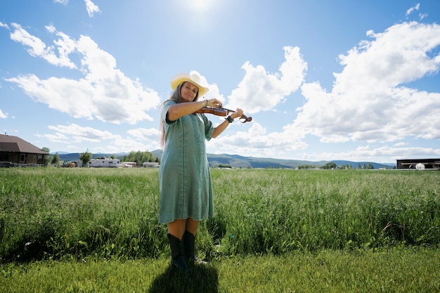 Vrouw met viool maakt zich klaar voor countrymuziekconcert