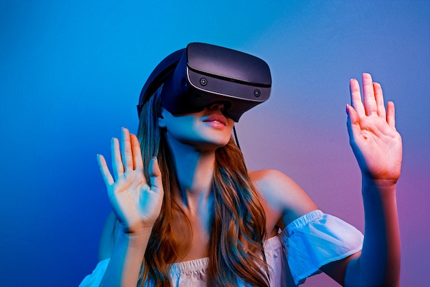 Vrouw met virtual reality-bril