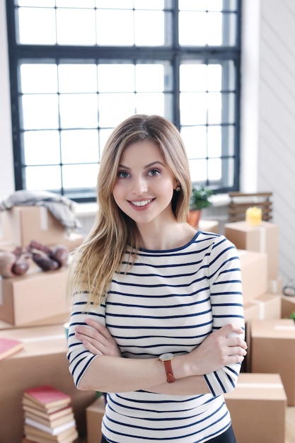 Vrouw met vrachtpakketten klaar voor verzending of verplaatsen