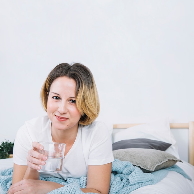 Gratis foto vrouw met water op bed