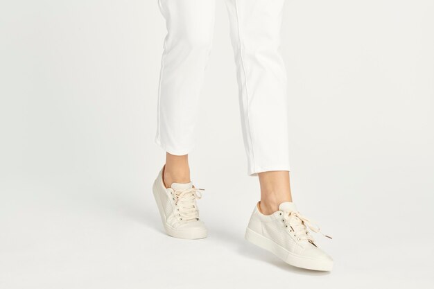 Vrouw met witte sneakers mockup