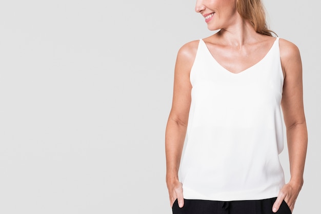 Gratis foto vrouw met witte tanktop