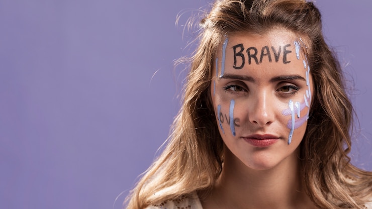 Gratis Foto vrouw met woorden op haar gezicht en exemplaarruimte worden geschilderd die