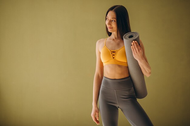 Vrouw met yogamat beoefenen van yoga
