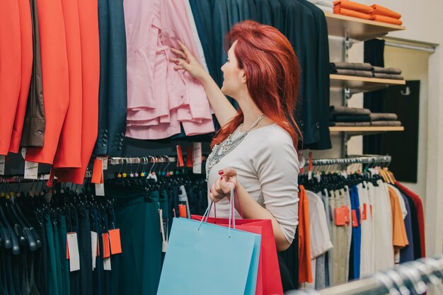 Vrouw met zakken in de winkel