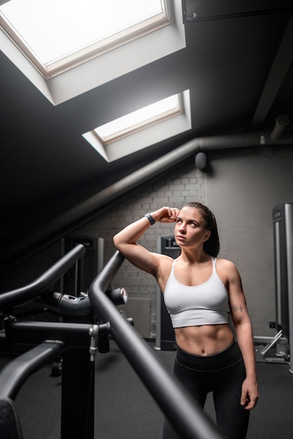 Vrouw met zichtbare buikspieren die fitness doen