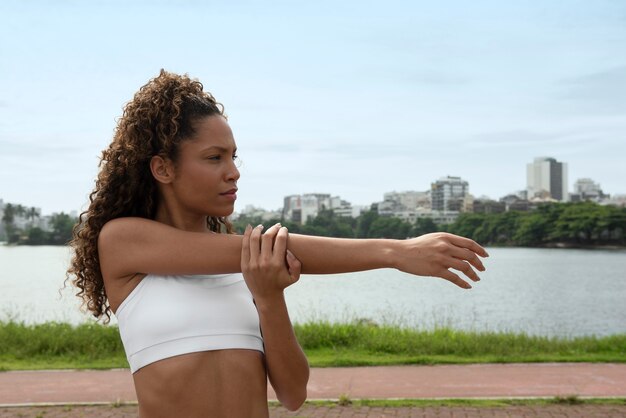 Vrouw met zichtbare buikspieren die fitness doet.