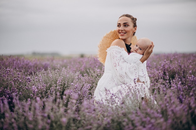 Vrouw met zoontje in een lavendel veld