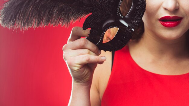 Vrouw met zwart masker bijsnijden