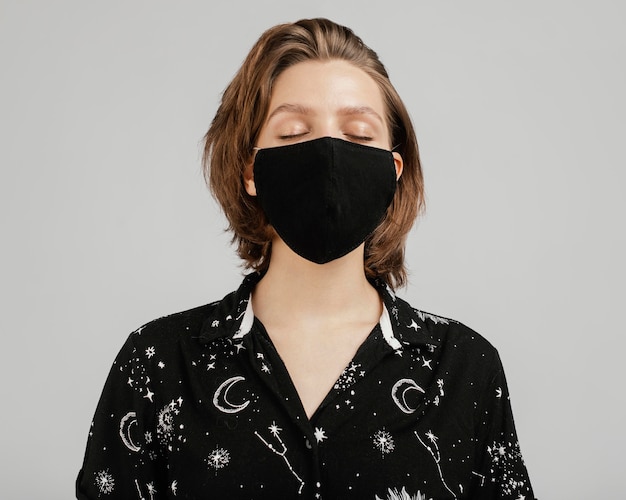 Gratis foto vrouw met zwart overhemd en masker