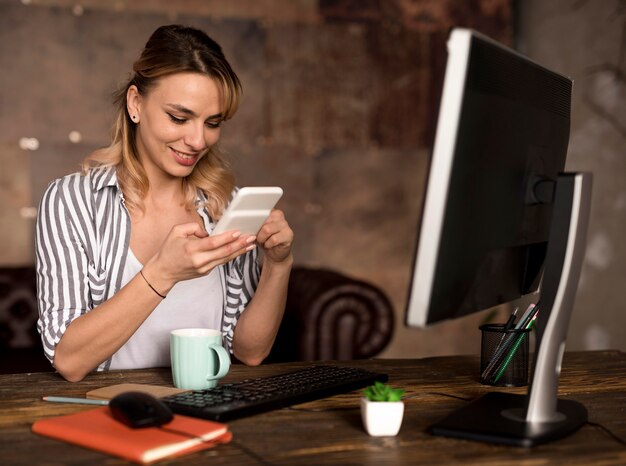 Vrouw mobiel controleren