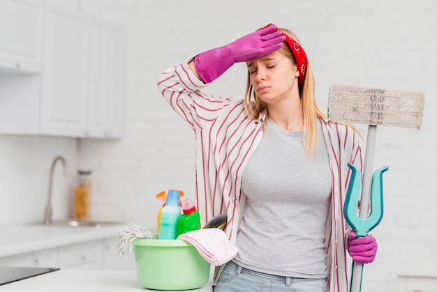 Vrouw moe van thuis schoonmaken