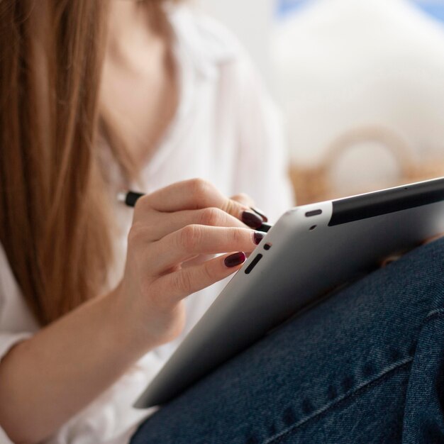 Vrouw na te denken over nieuwe ideeën voor vlog