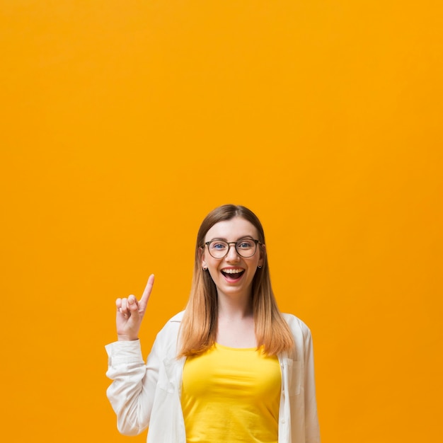 Gratis foto vrouw naar boven gericht