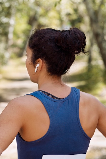 Gratis foto vrouw neemt een pauze van hardlopen