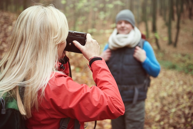 Gratis foto vrouw neemt foto van haar man