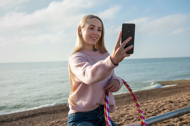 Gratis foto vrouw oefenen met hoelahoep cirkel