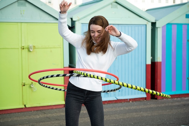 Gratis foto vrouw oefenen met hoelahoep cirkel