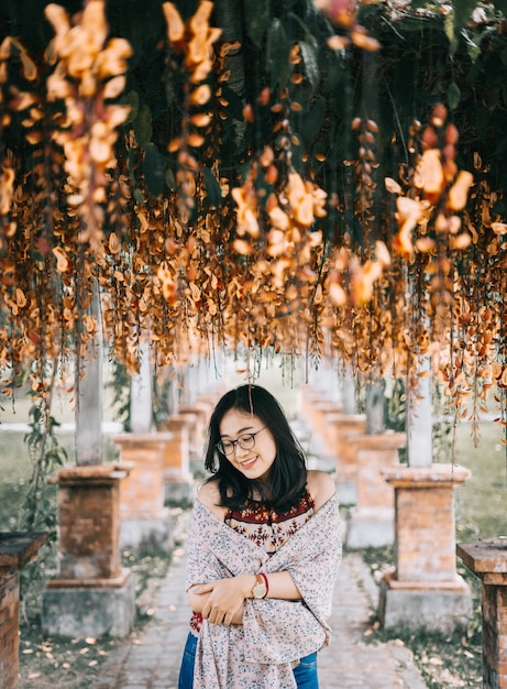 Gratis foto vrouw omringd door planten