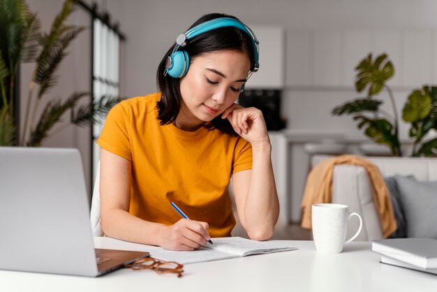 Vrouw online les bijwonen