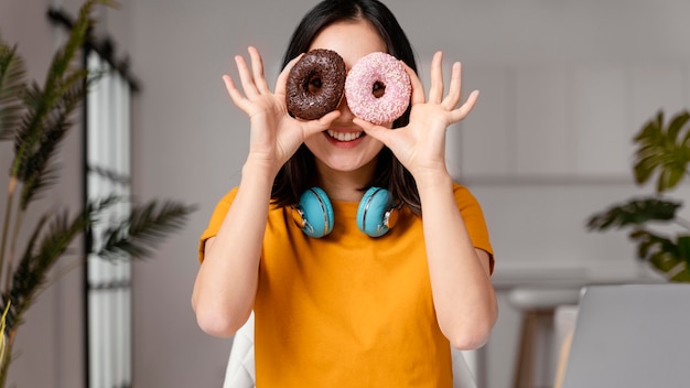 Vrouw online les bijwonen