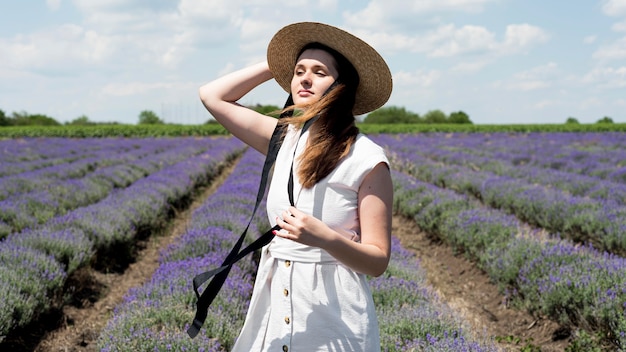 Vrouw ontspannen en genieten van de natuur