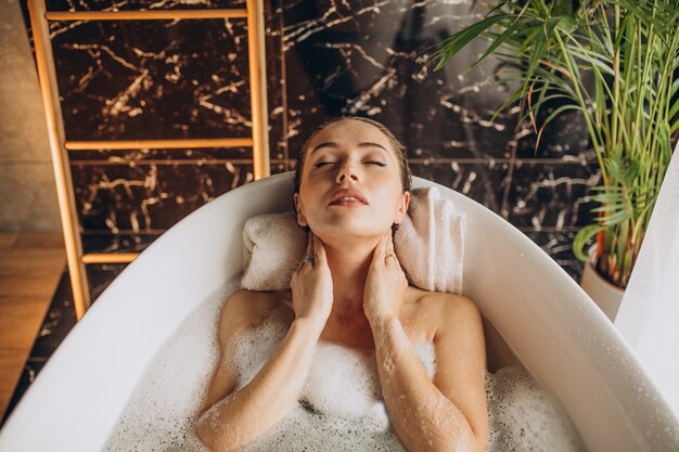 Vrouw ontspannen in bad met bubbels
