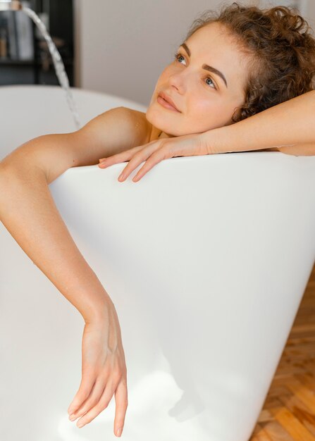 Vrouw ontspannen in badkuip