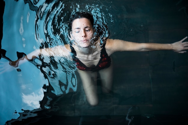 Gratis foto vrouw ontspannen in de spa