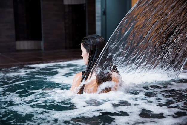 Gratis foto vrouw ontspannen in de spa