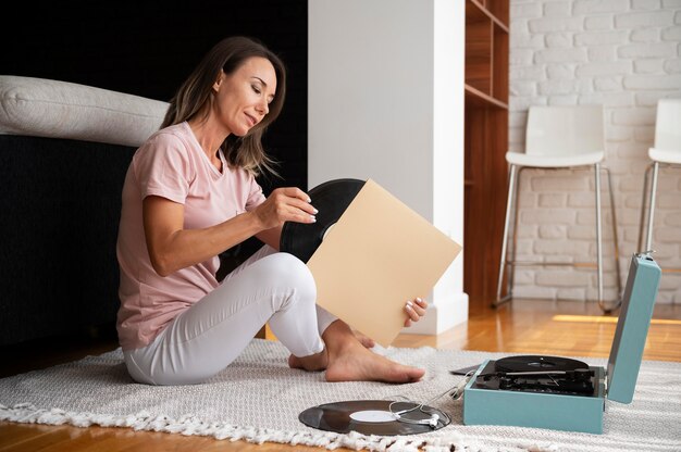 Vrouw ontspannen terwijl ze thuis naar muziek luistert