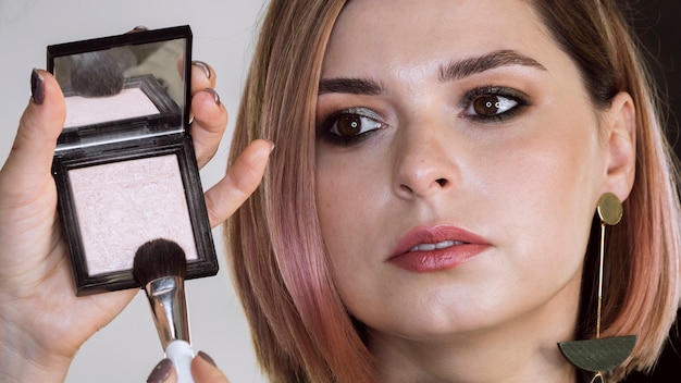 Vrouw ontvangt make-up service