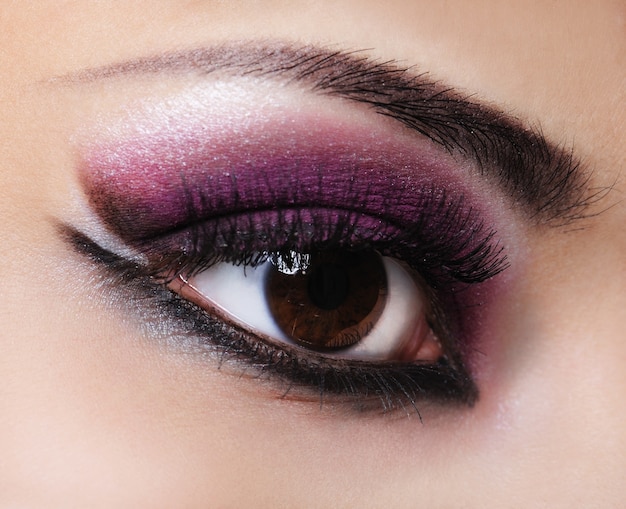 Vrouw oog met stijl violet en fashion make-up
