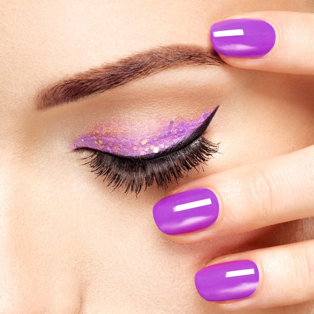 Vrouw oog met violette oogmake-up. Macro-stijl afbeelding
