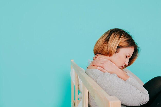 Gratis foto vrouw op bed met pijn in de nek