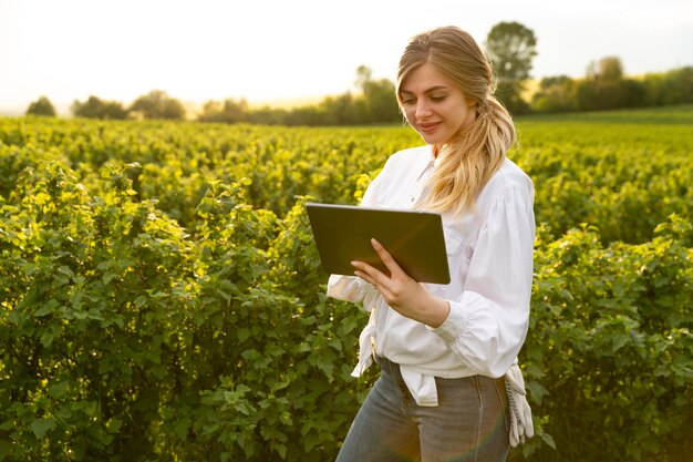Vrouw op boerderij met tablet