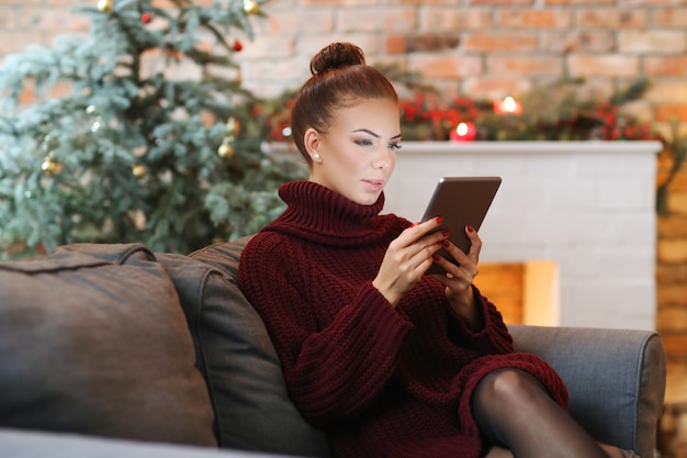 Vrouw op de bank met een tablet