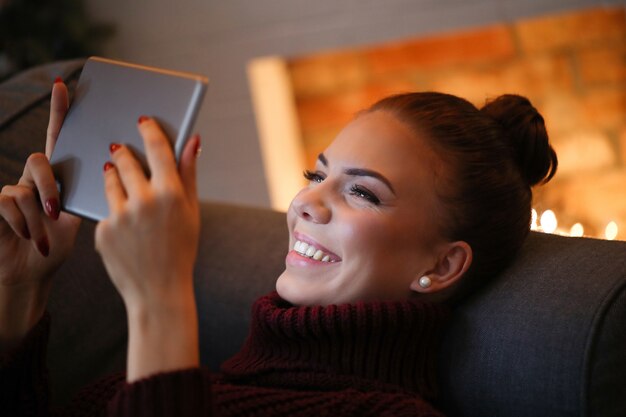 Vrouw op de bank met een tablet