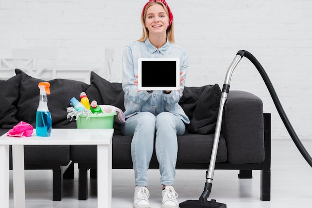 Vrouw op de tablet van de laagholding