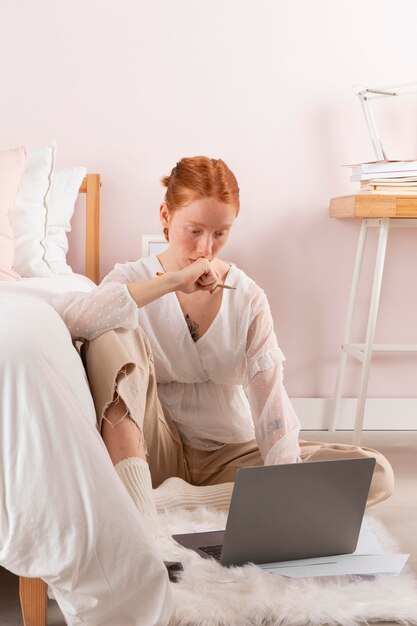 Vrouw op de werkplek met behulp van laptop