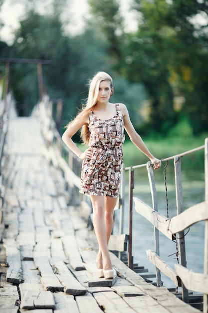 Vrouw op een houten brug