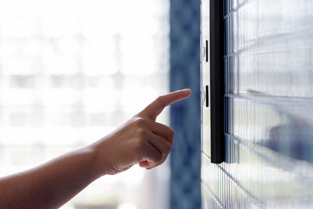 Vrouw op een liftknop te drukken