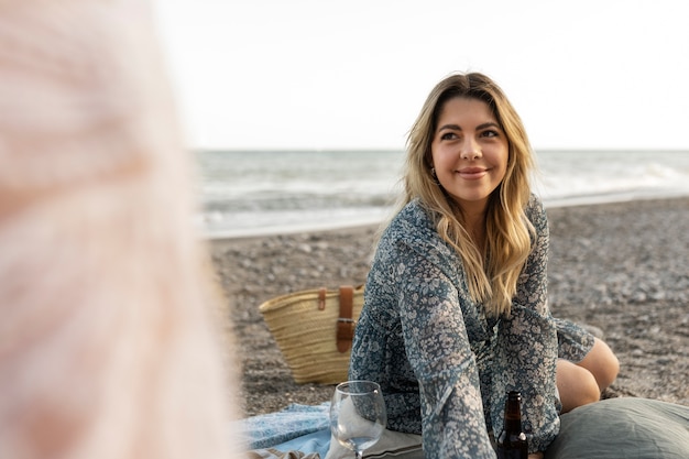 Vrouw op een strandfeest