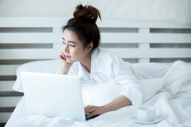 Vrouw op het bed in het huis