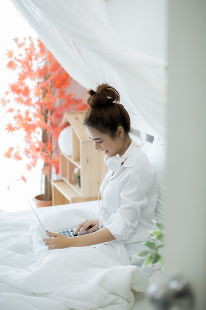 vrouw op het bed in het huis