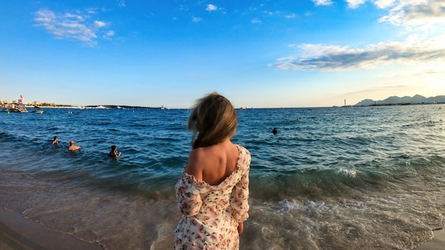 Gratis foto vrouw op het strand in cannes, frankrijk