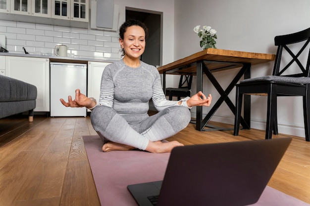 Vrouw op het volledige schot van de yogamat